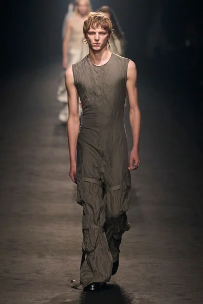 Look 32